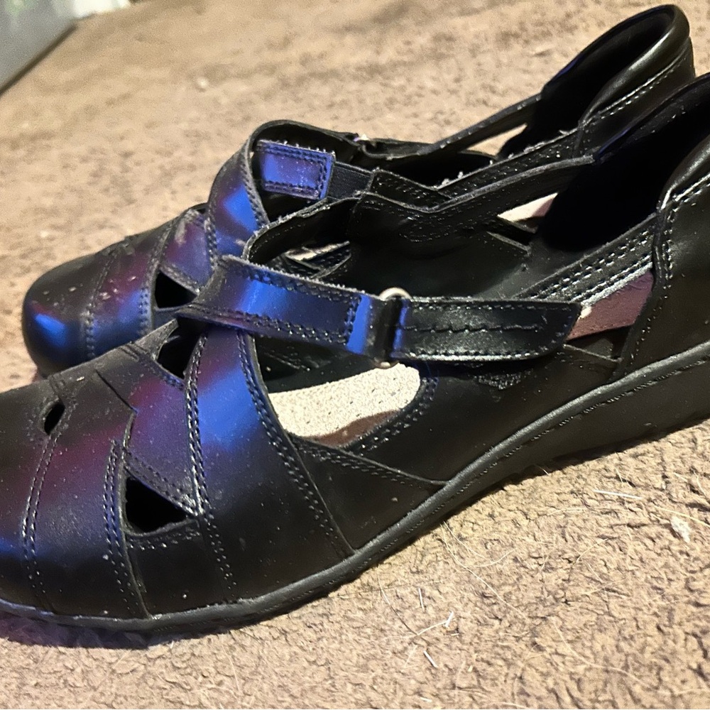 Size 8.5 women’s Baby doll style shoes